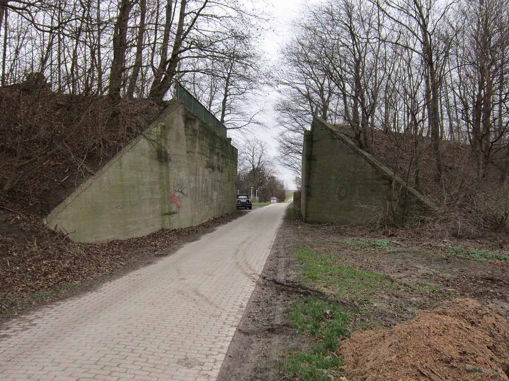 Die nicht fertig gestellte Brücke beim Hermeshof bei Rommerskirchen (2011).