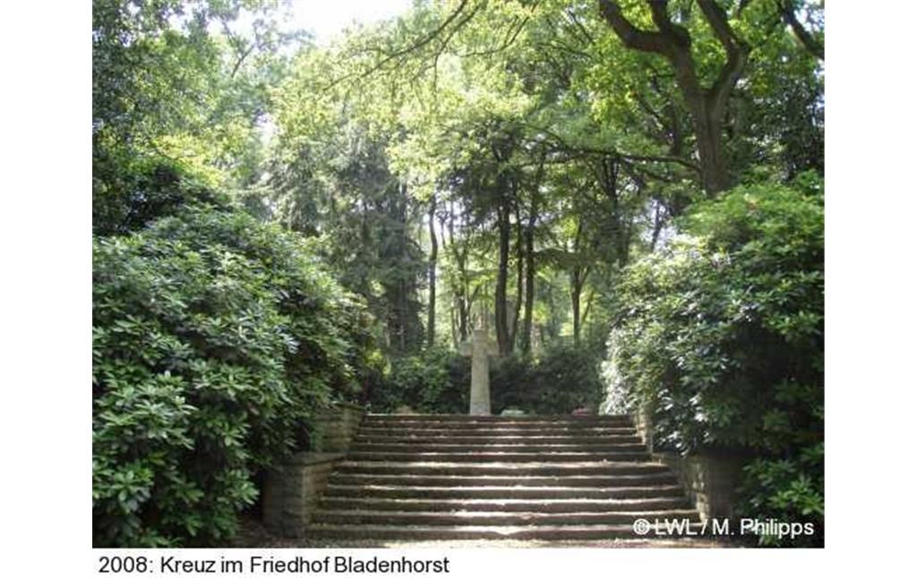 Eine Treppe und ein Kreuz auf den Friedhof Bladenhorst in Castrop-Rauxel (2008)