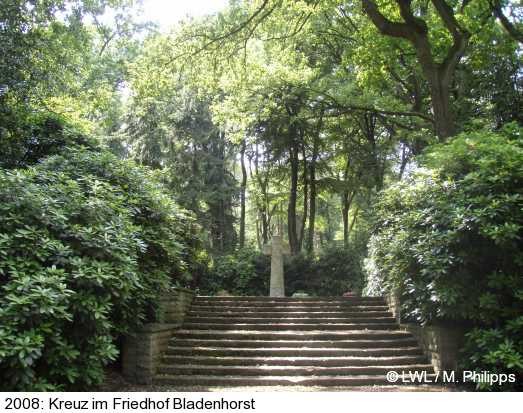 Eine Treppe und ein Kreuz auf den Friedhof Bladenhorst in Castrop-Rauxel (2008)