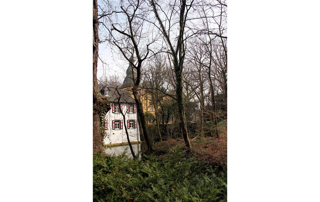Haus Isenburg in Köln-Holweide mit dem Wassergraben (2015)