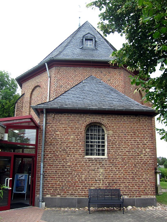 Südseite der Kirche Alt St. Ulrich in Frechen-Buschbell mit dem Zugang zum Integrativen Begegnungszentrum links (2013)