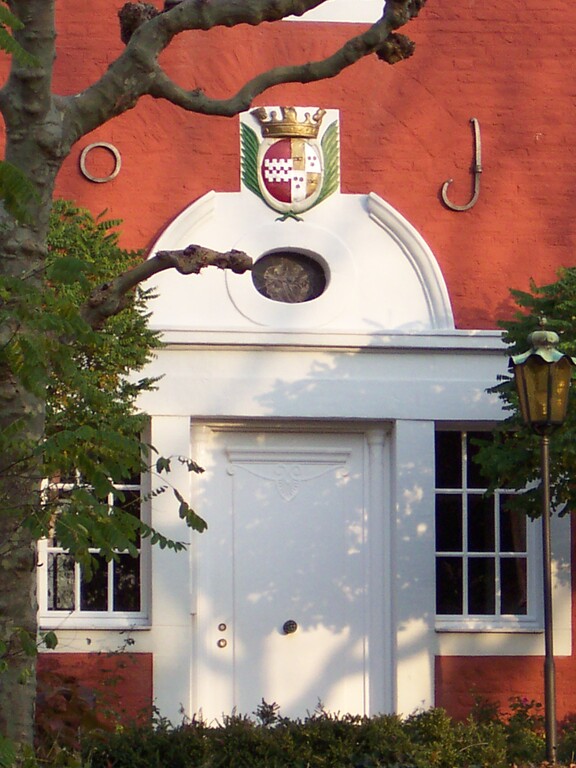 Eingangstür mit Allianzwappen der Quadt-von Hatzfeld an Schloss Buschfeld (2004)
