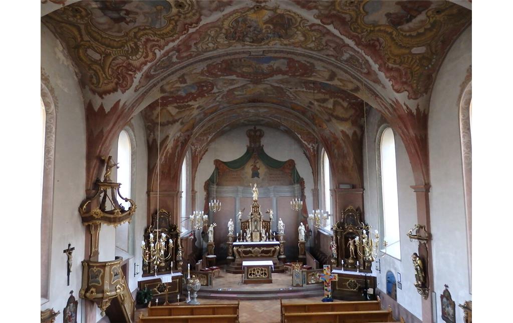 Blick in das Innere der Kirche Sankt Martin in Briedel in Richtung Altar (2015)