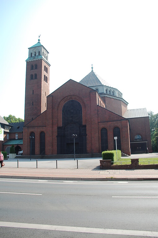 Vorderansicht der Heilig Kreuz Kirche in Gladbeck-Butendorf (2009)