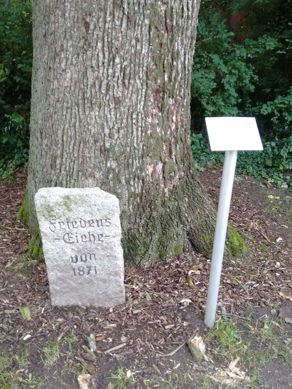 Gedenkstein an der Friedenseiche in Sönderby, Gemeinde Rieseby (2016). Die Inschrift lautet: "Friedens- Eiche von 1871".