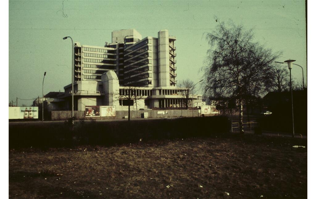 Historische Aufnahme des damals noch im Bau befindlichen Bundesverwaltungsamt in Köln (circa 1983/84). Auf diesem Gelände befanden sich vorher Teile der Artilleriekaserne in Köln-Riehl.