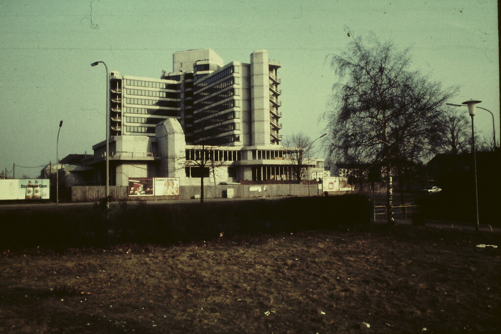 Historische Aufnahme des damals noch im Bau befindlichen Bundesverwaltungsamt in Köln (circa 1983/84). Auf diesem Gelände befanden sich vorher Teile der Artilleriekaserne in Köln-Riehl.