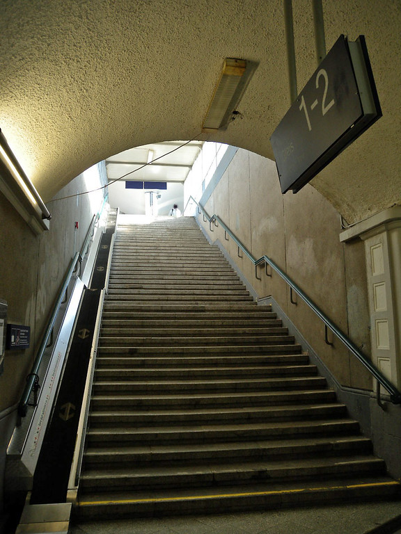 Der Aufgang zu den Bahnsteigen Gleis Nummer 1 und 2 im Bahnhof Messe/Deutz in Köln-Deutz (2011).