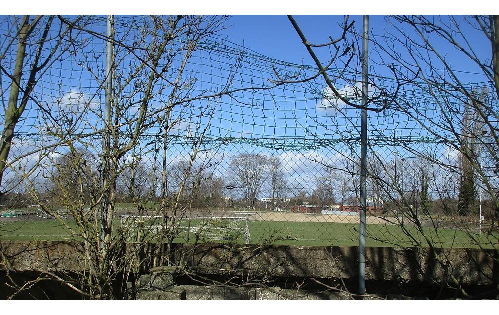 Blick von außen auf die Spielfläche Jugendstadions in Düren-Rölsdorf (2021).