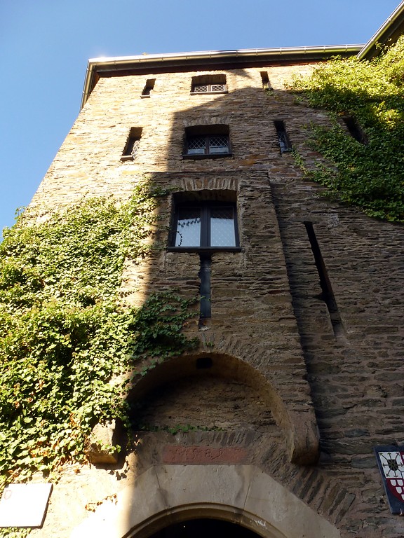 Torturm der Schönburg Oberwesel (2016): Über dem Tor ragt ein flacher Erker hervor, unter dem ein roter Sandstein mit der Jahreszahl 1589 in die Wand eingelassen ist. Bei diesem Stein muss es sich aber um eine Zweitverwendung handeln.