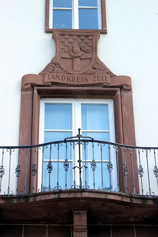 Inschrift "Landkreis Zell" über einem Fenster am Finanzamt in Zell an der Mosel (2015)