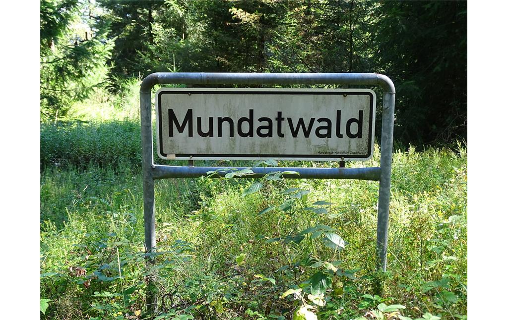 Schild mit der Aufschrift "Mundatwald" unweit des Rittersteins Nr. 27 Signal südwestlich von Böllenborn (2020)