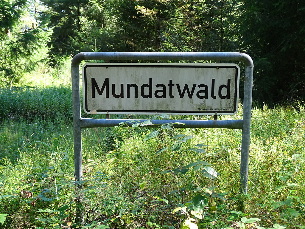 Schild mit der Aufschrift "Mundatwald" unweit des Rittersteins Nr. 27 Signal südwestlich von Böllenborn (2020)