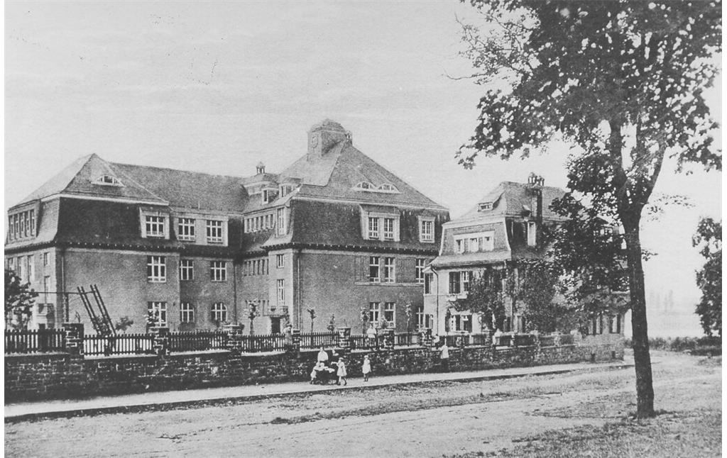 Historische Fotografie der Volksschule in Koblenz-Lützel (um 1920).