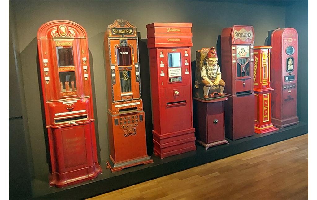 Historische Verkaufsautomaten für Stollwerck-Schokolade in der Sammlung des Schokoladenmuseums am Kölner Rheinauhafen (2023).
