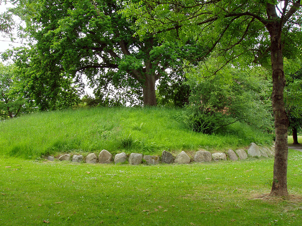 Bronzezeitlicher Grabhügel (mit Gras bedeckt) beim Hof Westertal (2012)