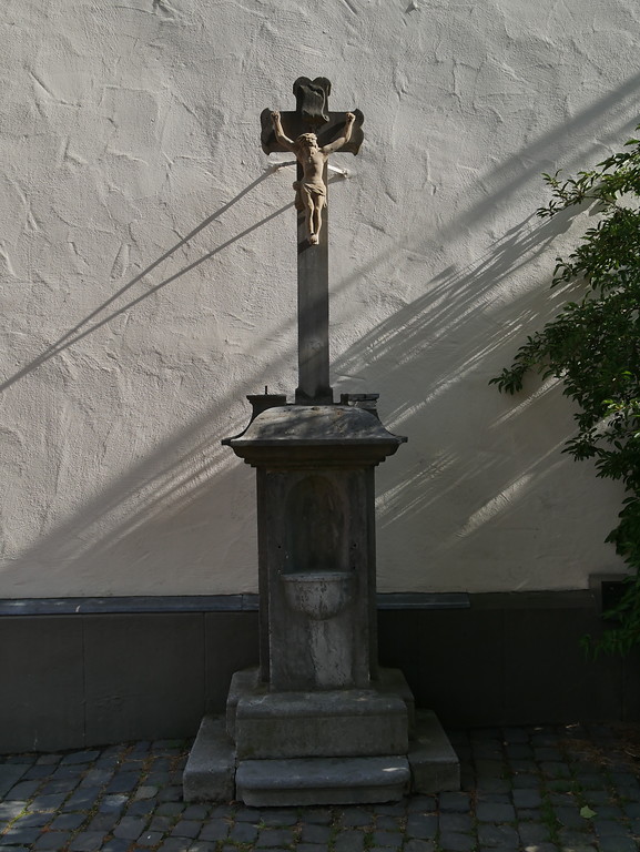 Kreuz im Hof des ehemaligen Wilhelmiten-Klosters in Limburg (2017)