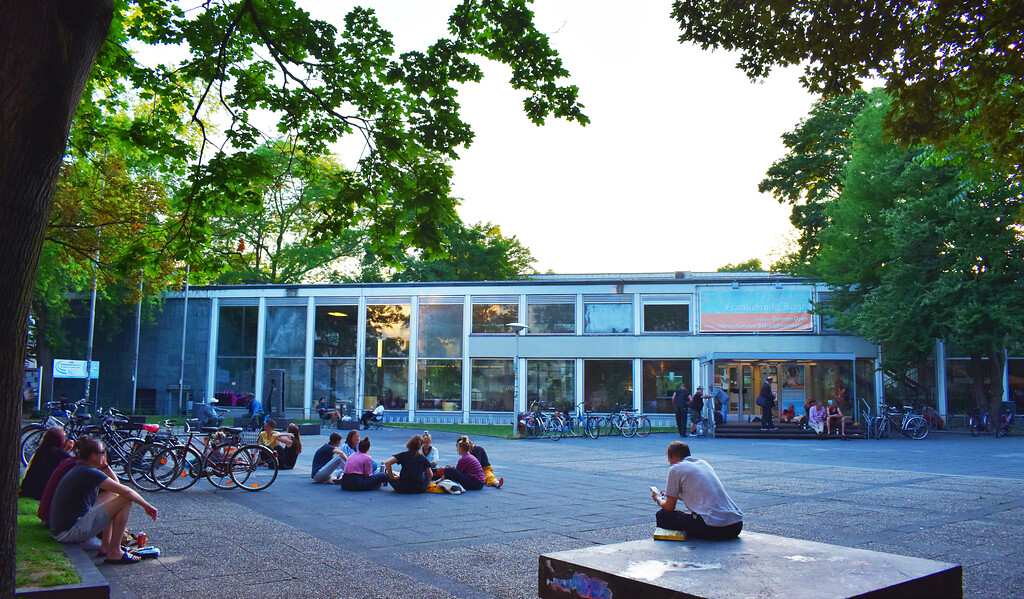 Platz auf der Ostseite des Frankenbads Bonn, im Vordergrund ein Basaltlava-Sitzkubus (2020).