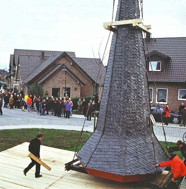 Ankunft der translozierten Kirchturmspitze der Pfarrkirche St. Hubertus aus Etzweiler im Umsiedlungsort Neu-Etzweiler in Elsdorf am 24. November 2000.