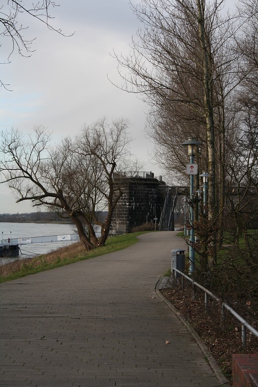 Weg zum rechtsrheinischen Brückenkopf der alten Eisenbahnbrücke bei Wesel (2014)