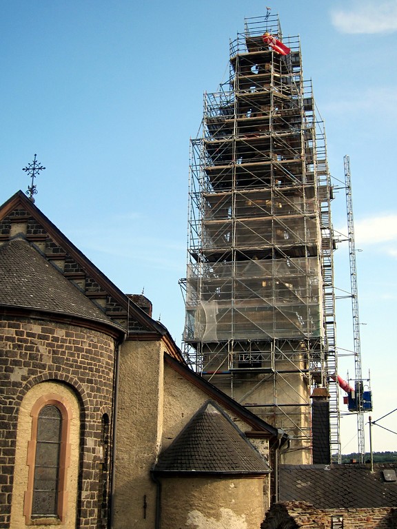 Der eingerüstete schiefe Turm der Pfarrkirche St. Pankratius in Kaisersesch (22.07.2013).