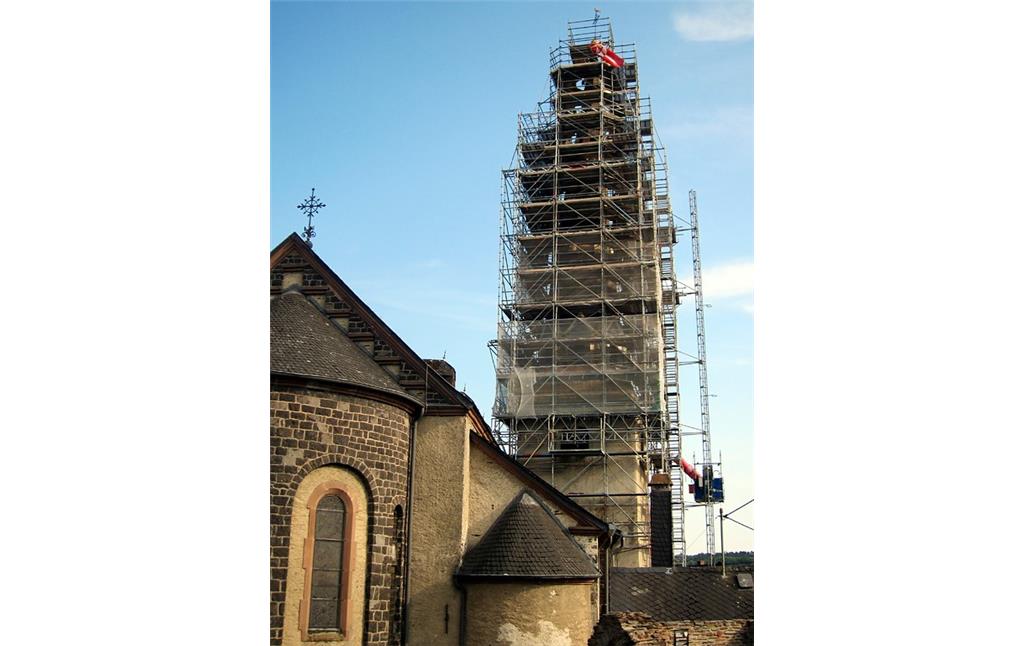 Der eingerüstete schiefe Turm der Pfarrkirche St. Pankratius in Kaisersesch (22.07.2013).