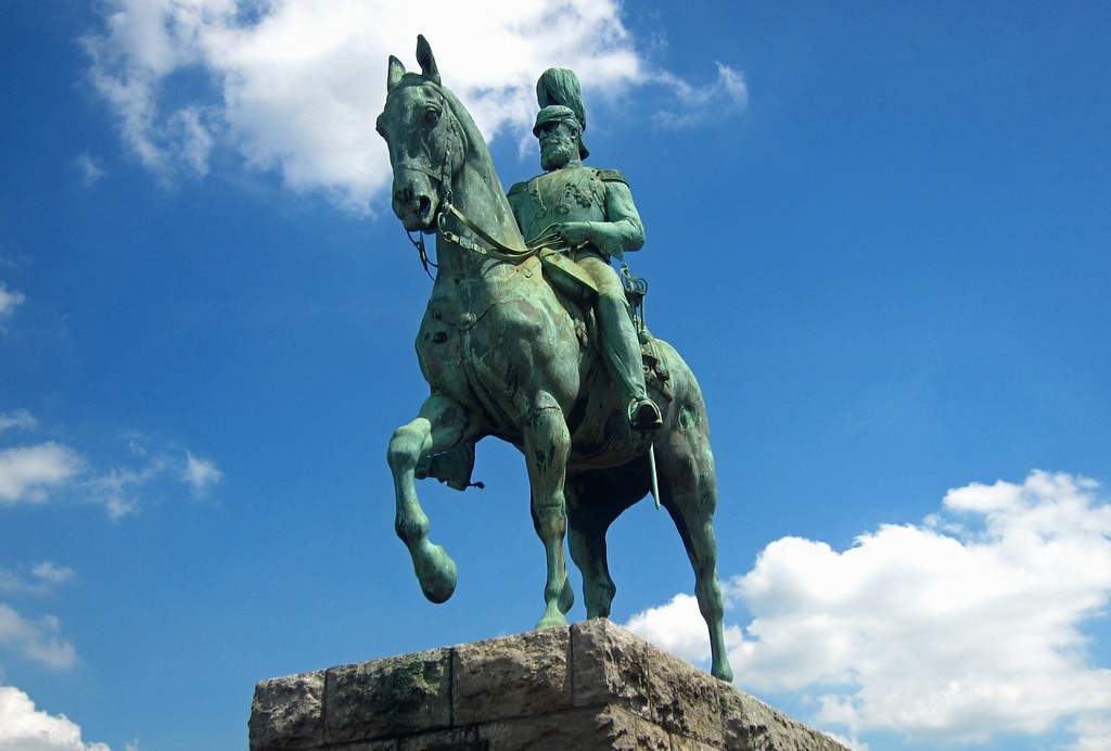 Ansicht des Standbilds von Kaiser Friedrich III. vom dem Bildhauer Louis Tuaillon (1862-1919) im Nordwesten der Hohenzollernbrücke (2015).