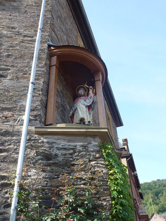 Der Heilige Nepomuk (2016). Die Figur ist Teil der Doppelfigur mit dem Heiligen Nikolaus zusammen und ist am Haus Gertrum in Oberwesel angebracht.