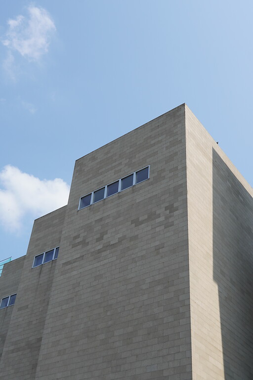 Seitenansicht des Wallraf-Richartz-Museums in der Kölner Altstadt (2022)