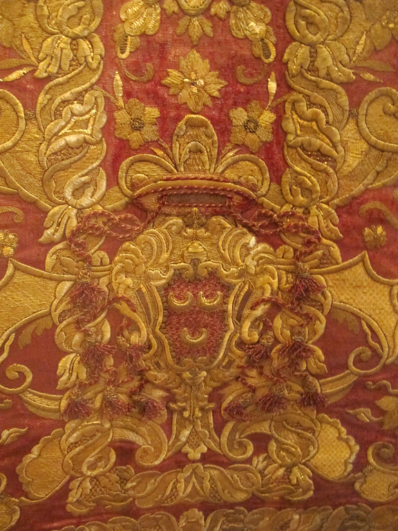 Mit Goldbrokat durchwirkter Gros de Tours-Vorhang mit dem Wappen des Kardinal Marcello Cerscenzi (2013).