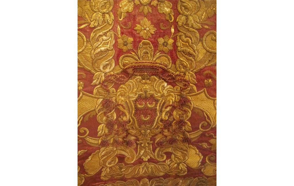 Mit Goldbrokat durchwirkter Gros de Tours-Vorhang mit dem Wappen des Kardinal Marcello Cerscenzi (2013).