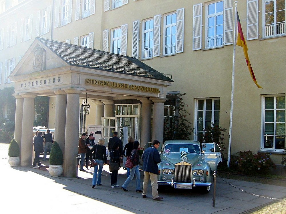 Der Eingang zum Steigenberger Grandhotel auf dem Petersberg (2008).
