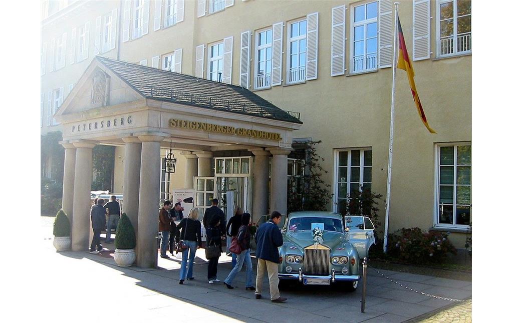 Der Eingang zum Steigenberger Grandhotel auf dem Petersberg (2008).