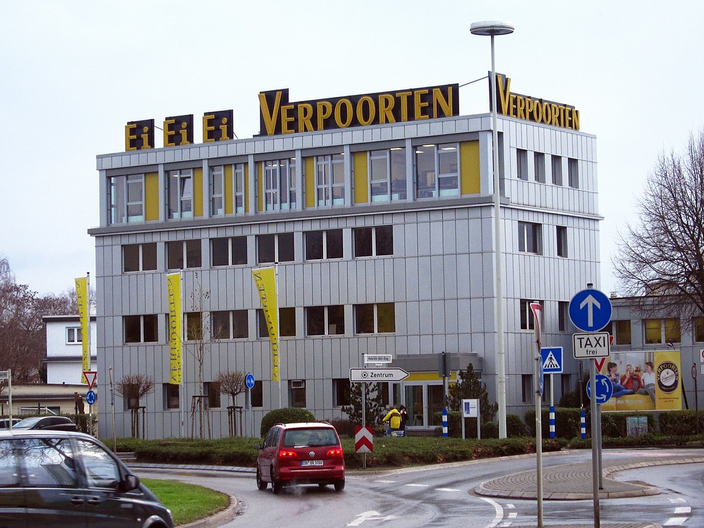 Der Hauptsitz des Spirituosenherstellers Verpoorten GmbH & Co. KG am Potsdamer Platz in Bonn (2015). Auf dem Dach des Gebäudes befindet sich der bekannte Werbeslogan "Ei, ei, ei, Verpoorten" als Leuchtreklame.