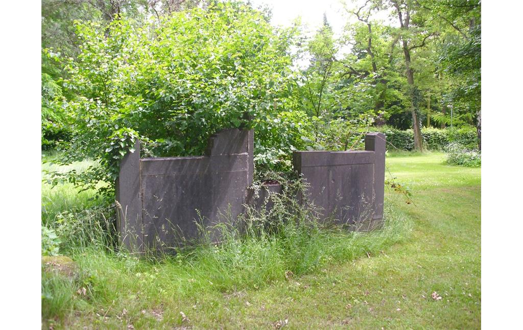 Ein Grabstein auf dem alten Friedhof "Poller Damm" in Köln-Poll (2013).