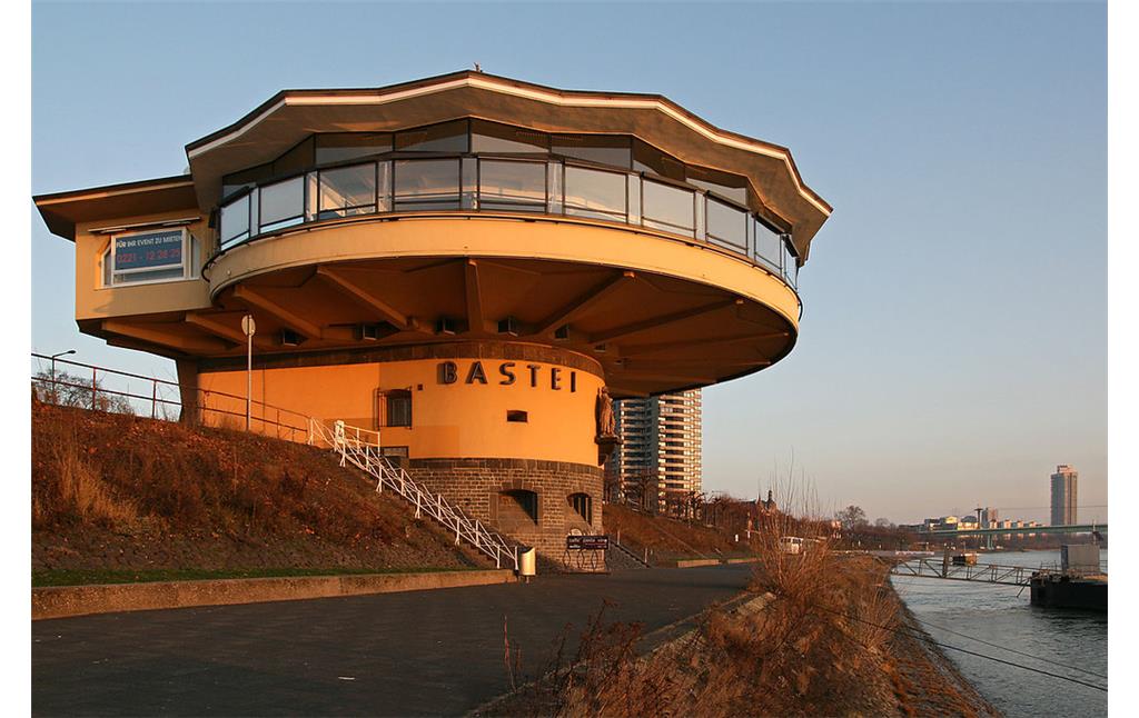 Blick auf die dem Rhein zugewandte Seite der Bastei am Kölner Konrad-Adenauer-Ufer (2008).