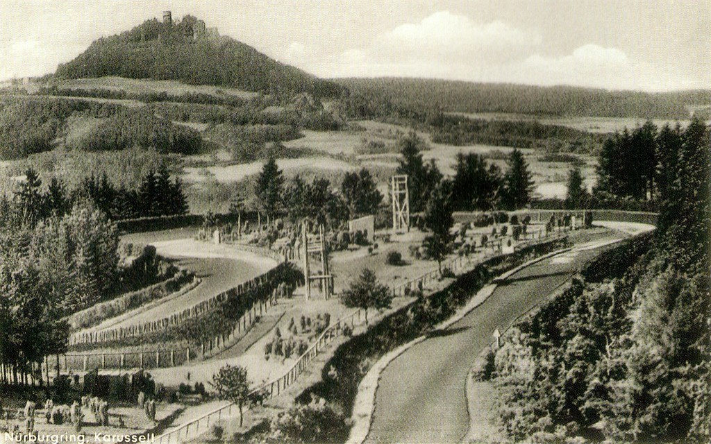 Historische Postkarte (vermutlich 1920/30er-Jahre) vom Nürburgring, im Hintergrund die Nürburg.