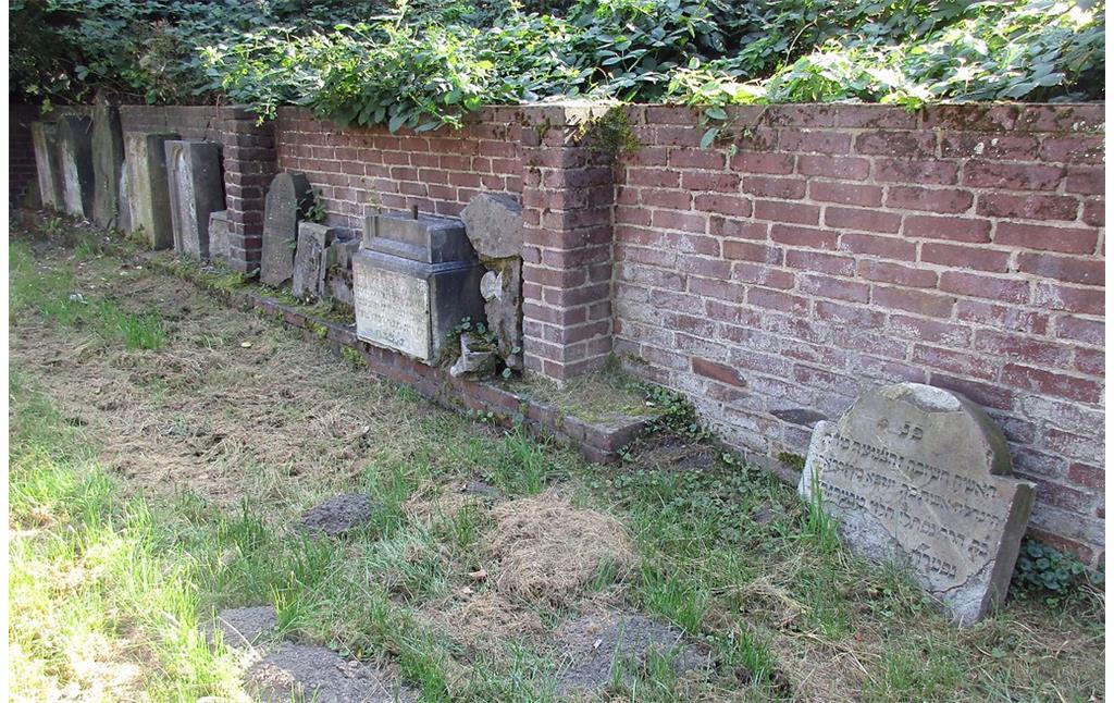 Grabsteine ohne Grabstätte auf dem jüdischen Friedhof Mattlerbusch in Hamborn (2016).