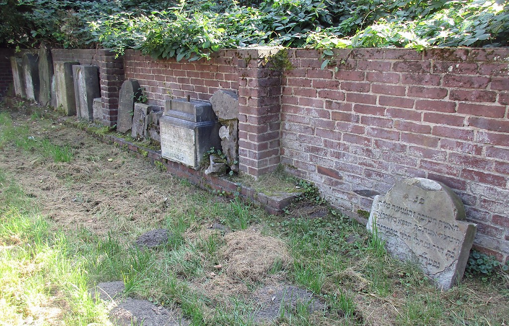 Grabsteine ohne Grabstätte auf dem jüdischen Friedhof Mattlerbusch in Hamborn (2016).