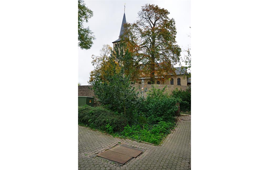 Abgedeckter alter Brunnenschacht vor der Pfarrkirche Sankt Odilia in Dormagen-Gohr (2014)