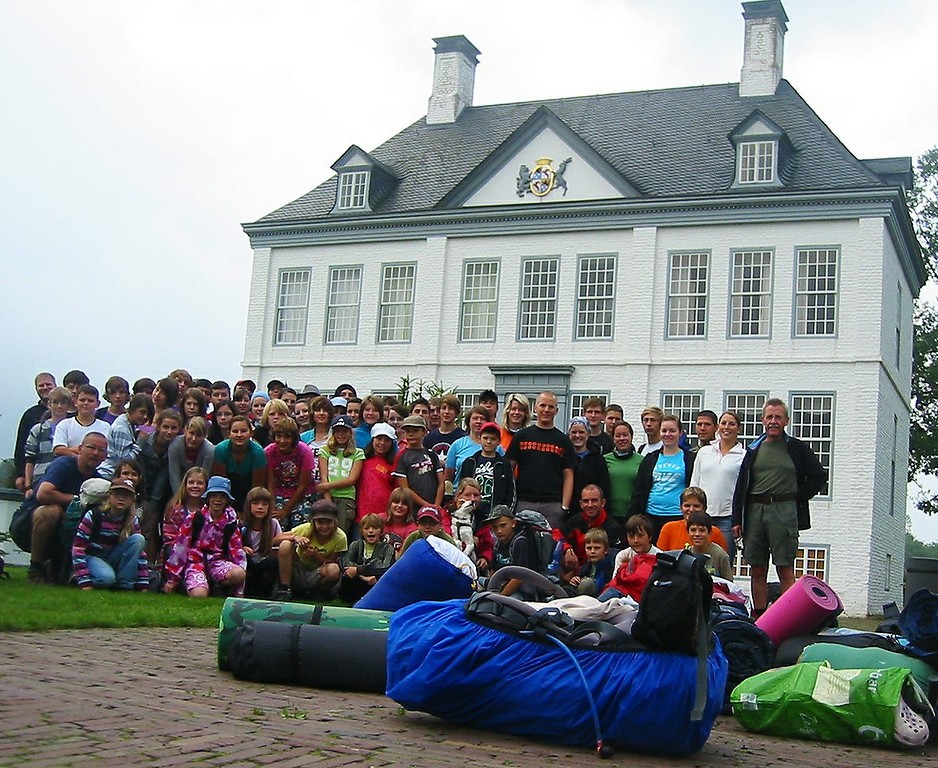 Eine Pfadfindergruppe aus der Eifel macht auf ihrem Niederrhein-Hike Station auf Haus Kolk im Uedemer Bruch (2010).