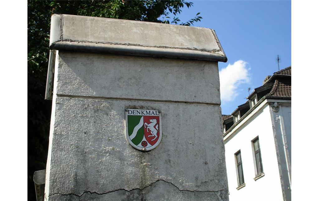 Denkmalplakette an den Mauerresten des jüdischen Friedhofs Rheinbrückenstraße in Ruhrort (2016).