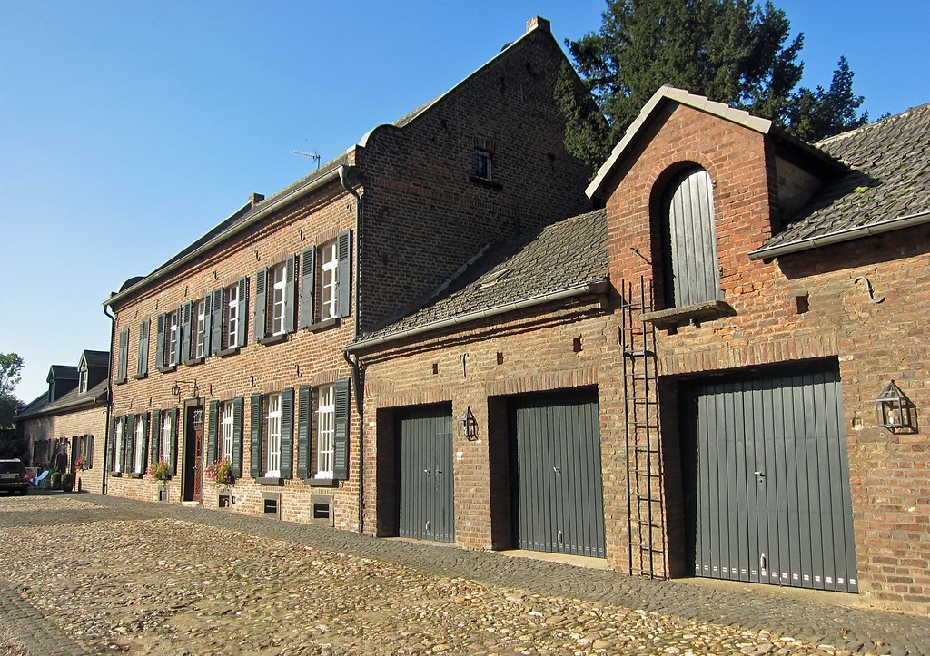 Das Hauptgebäude im Innenhof des Lommertzhofes bei Rommerskirchen (2014).