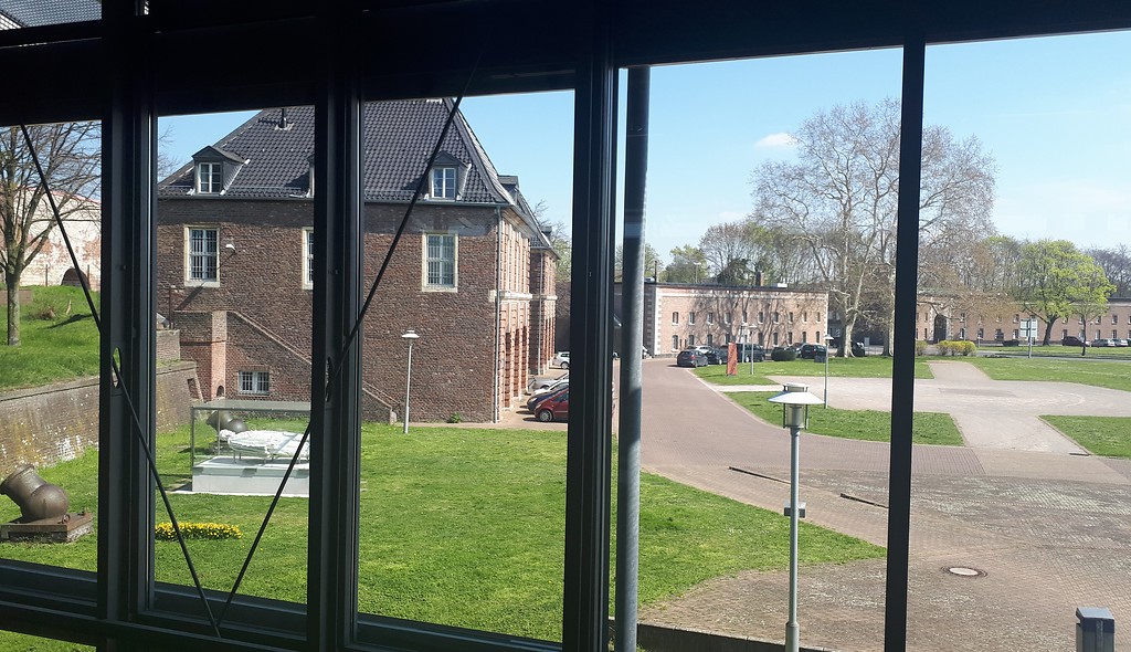LVR-Niederrheinmuseum Wesel, Blick aus dem Museumsbau auf das Haupttorgebäude der früheren Zitadelle (2019).