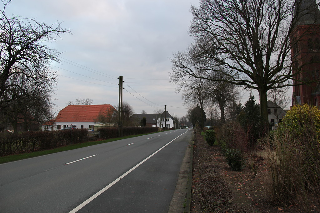 Gehöfte an der Hauptstrasse in Neulouisendorf (2013)