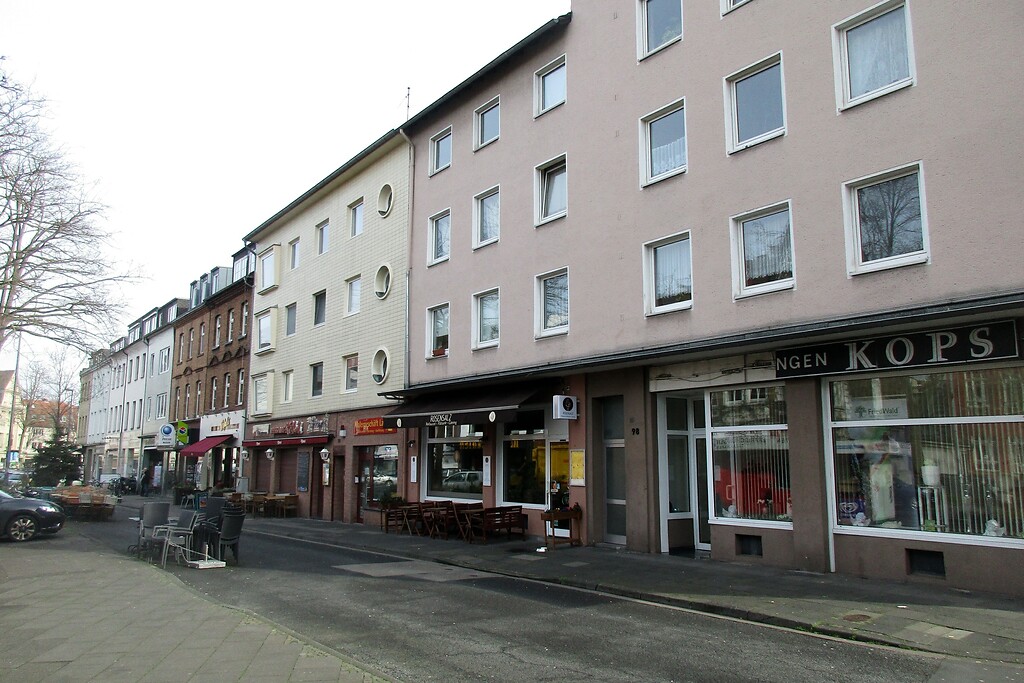 Geschäftshäuser in der Stammheimer Straße am früheren namenlosen Dorfplatz von Köln-Riehl, dem so genannten "Riehler Plätzchen" (2020).