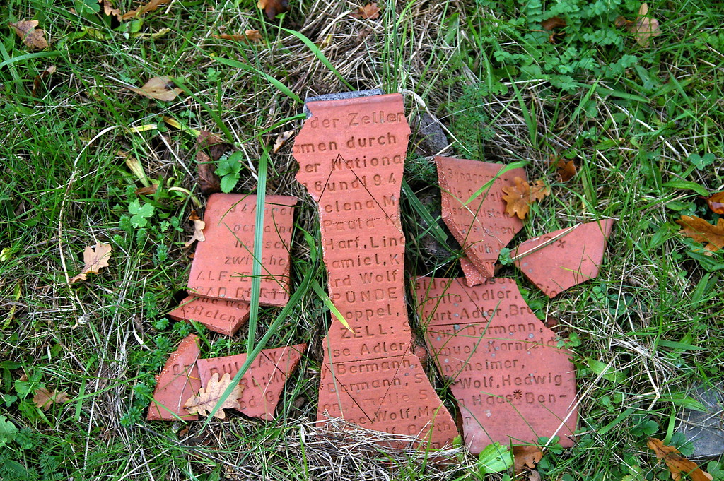 Die offenbar zerschlagene Hinweis- und Gedenktafel aus Ton zum jüdischen Friedhof in Bullay (2009).