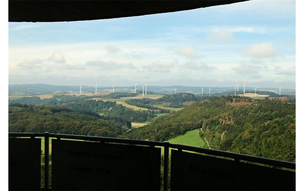 Blick von der Aussichtsplattform auf den Richtfunkturm Gänsehalsturm bei Bell in Richtung der zahlreichen Windräder zwischen den Orten Rieden und Weibern (2020).