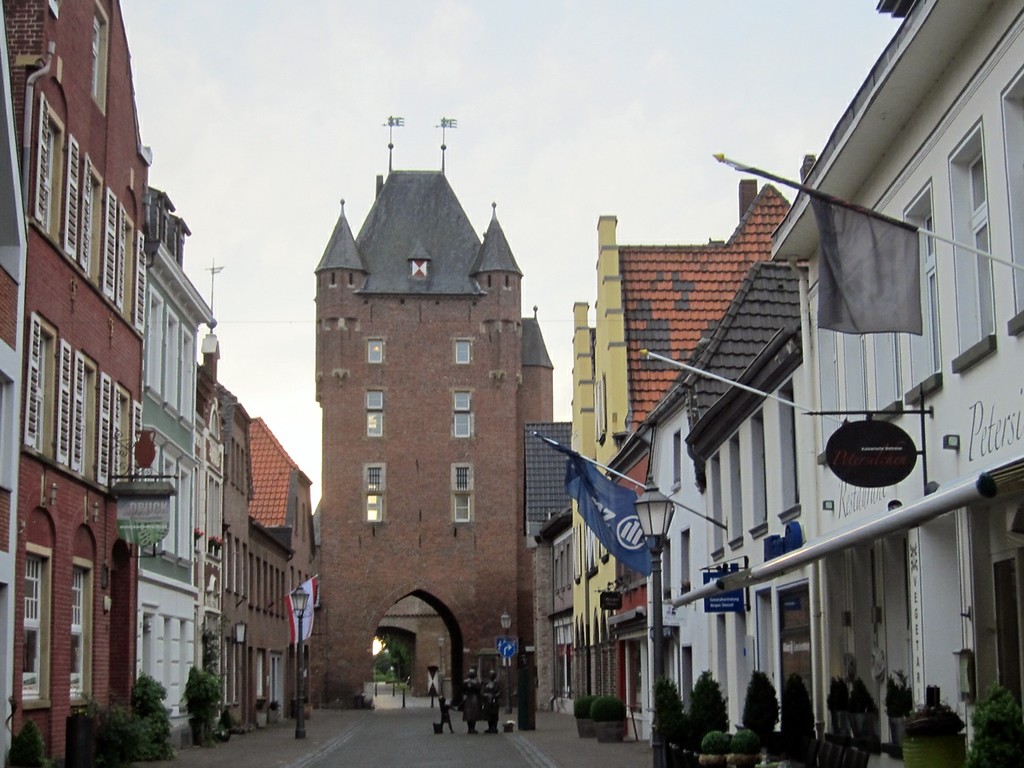 Innerer Torbau des 1393 erbauten Doppeltors "Klever Tor" in Xanten von der stadtinneren Seite aus, der Klever Straße (2013).