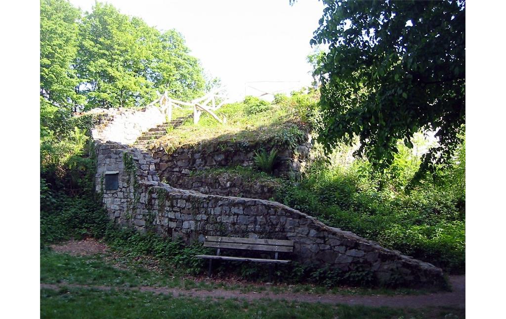 Der gemauerte Aufgang zur Burgruine Rosenau (2011).